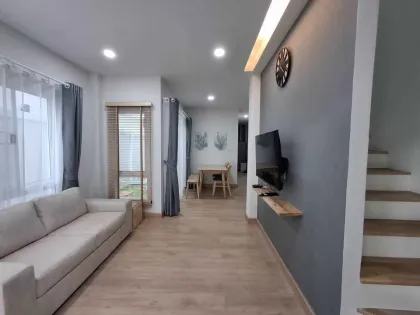 Maison mitoyenne neuve 3 chambres à louer à Chalong