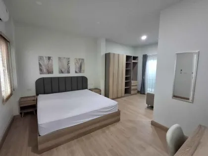 Maison mitoyenne neuve 3 chambres à louer à Chalong