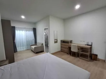 Maison mitoyenne neuve 3 chambres à louer à Chalong