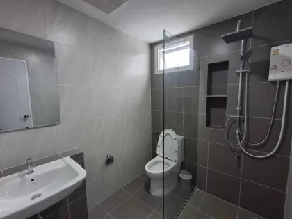 Maison mitoyenne neuve 3 chambres à louer à Chalong