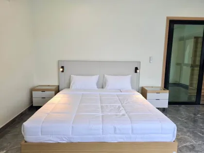 Nagelneue 3-Schlafzimmer Villa mit Privatpool zur Miete in Chalong
