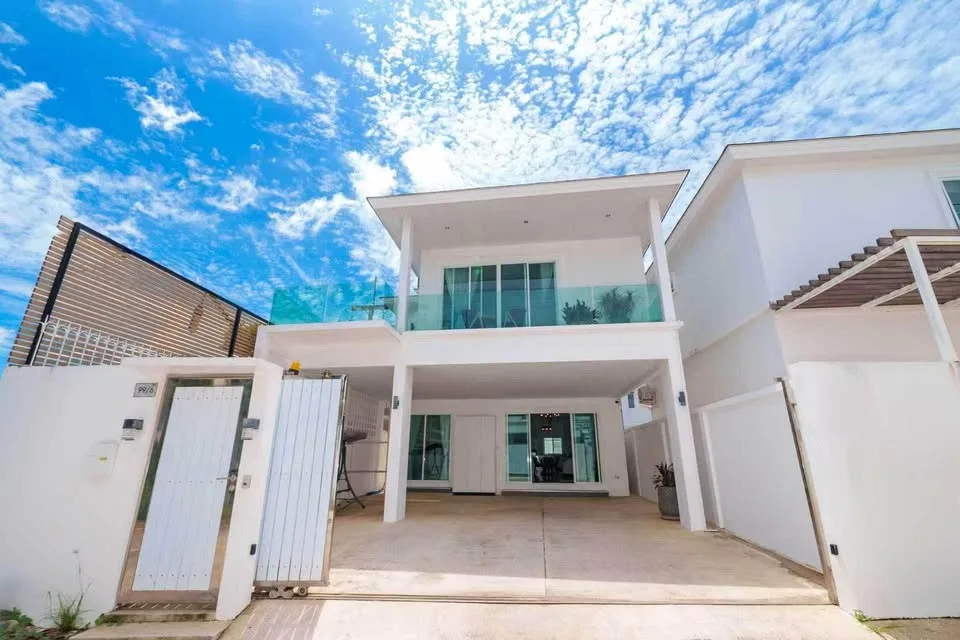 Villa independiente de 4 habitaciones con piscina en alquiler en Kohkaew, Phuket
