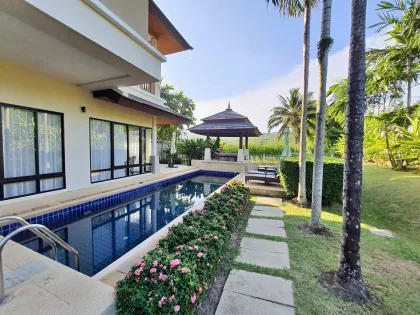 Роскошная вилла с 4 спальнями и бассейном с видом на озеро в Laguna Phuket