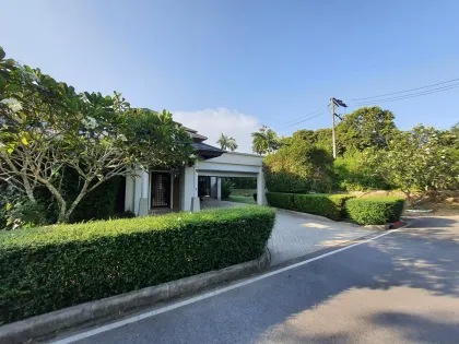 Роскошная вилла с 4 спальнями и бассейном с видом на озеро в Laguna Phuket