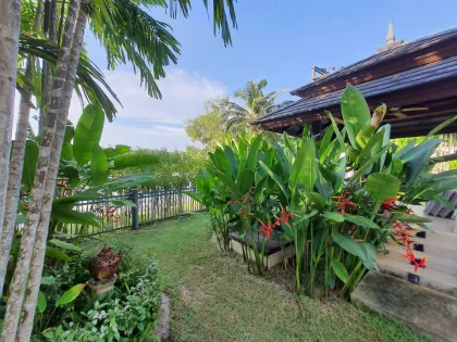 Роскошная вилла с 4 спальнями и бассейном с видом на озеро в Laguna Phuket