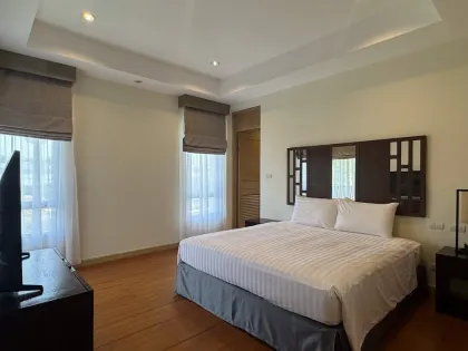 Роскошная вилла с 4 спальнями и бассейном с видом на озеро в Laguna Phuket