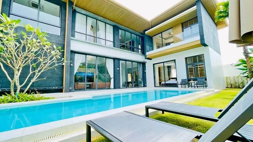 Villa Familiar de Lujo 5 Habitaciones con Piscina Cerca de BISP Phuket