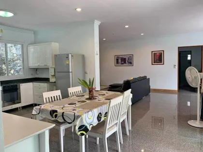 Poolvilla mit 3 Schlafzimmern und 4 Bädern in Kathu