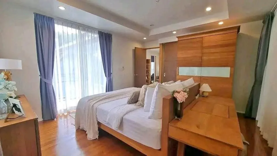 芭东现代豪华泳池别墅出租，顶楼享山景