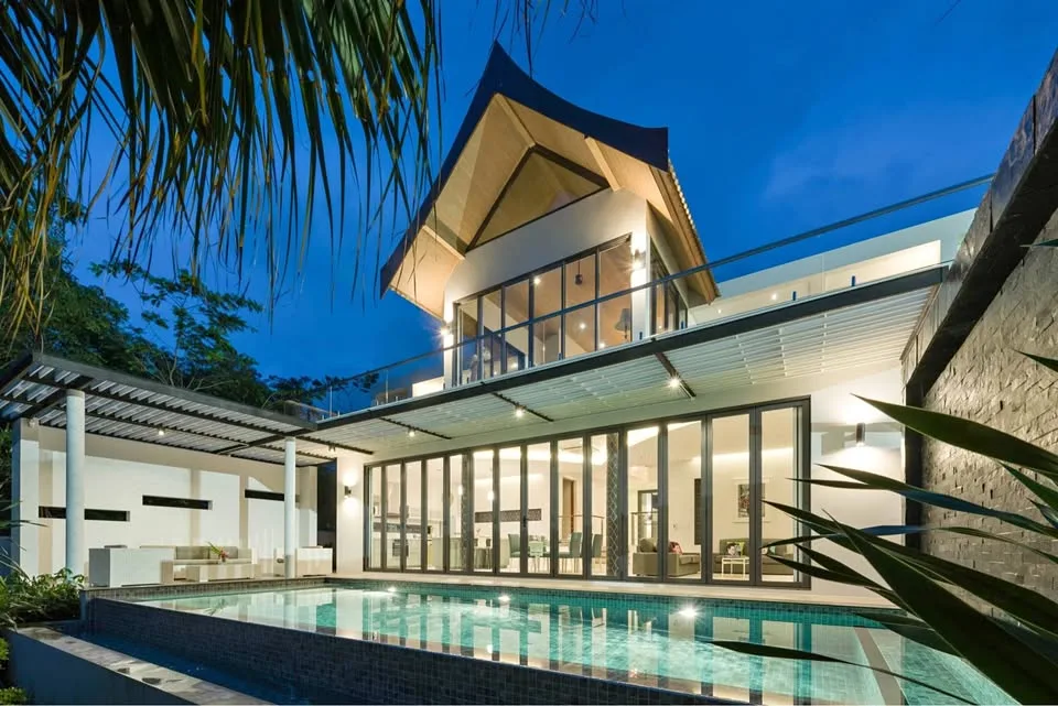 วิลล่าสระว่ายน้ำ 5 ห้องนอนทันสมัยให้เช่าในเชิงทะเล