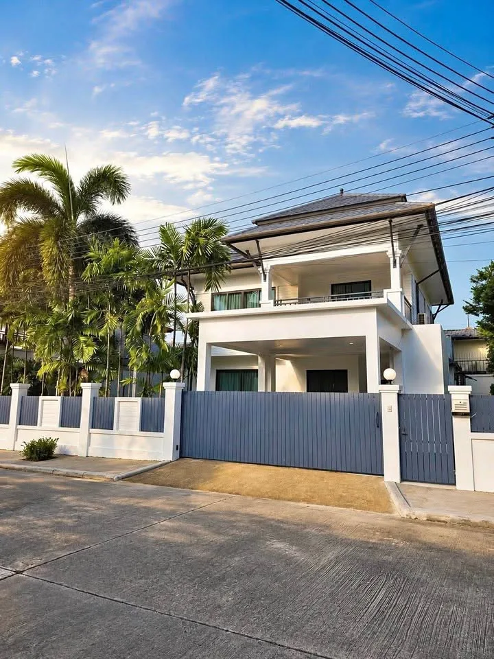 Вилла с 4 спальнями и 3 ванными и частным бассейном в Permsup Villa