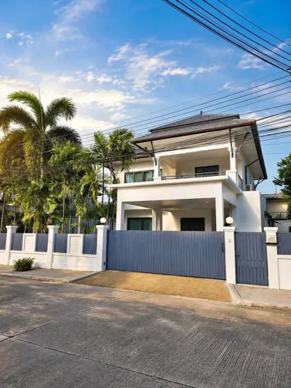 Вилла с 4 спальнями и 3 ванными и частным бассейном в Permsup Villa