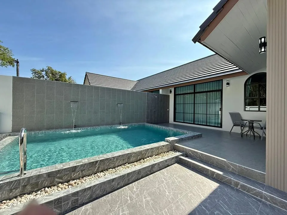 Moderna Villa con Piscina de 2 Dormitorios en Alquiler en Nai Thon