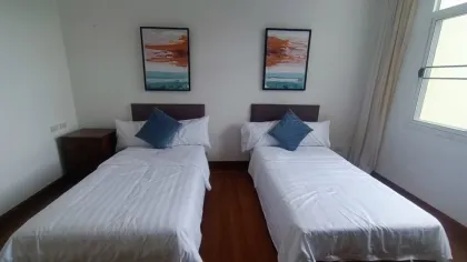 翻新4卧室滨水联排别墅出租