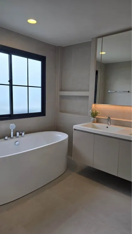 Villa de 4 habitaciones con piscina de agua salada en renta en Setthasiri Koh Kaew