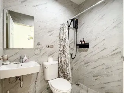 Maison jumelée 2 chambres 2 salles de bain à louer à Chalong