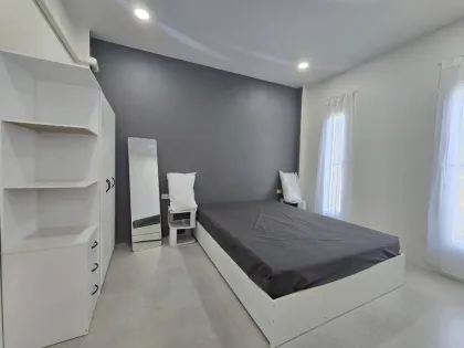 บ้านมุม 1 ห้องนอนให้เช่า ใจกลางชะลอง ที่เงียบสงบ