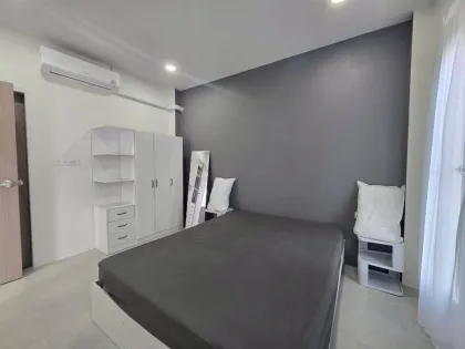 บ้านมุม 1 ห้องนอนให้เช่า ใจกลางชะลอง ที่เงียบสงบ