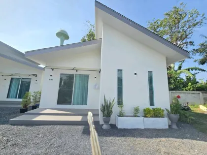 บ้านมุม 1 ห้องนอนให้เช่า ใจกลางชะลอง ที่เงียบสงบ