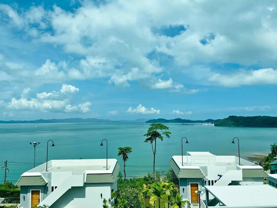 Luxuriöse Meerblick-Poolvilla in Ao Po mit 3 Schlafzimmern und 3 Bädern