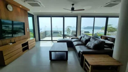 Luxuriöse Meerblick-Poolvilla in Ao Po mit 3 Schlafzimmern und 3 Bädern