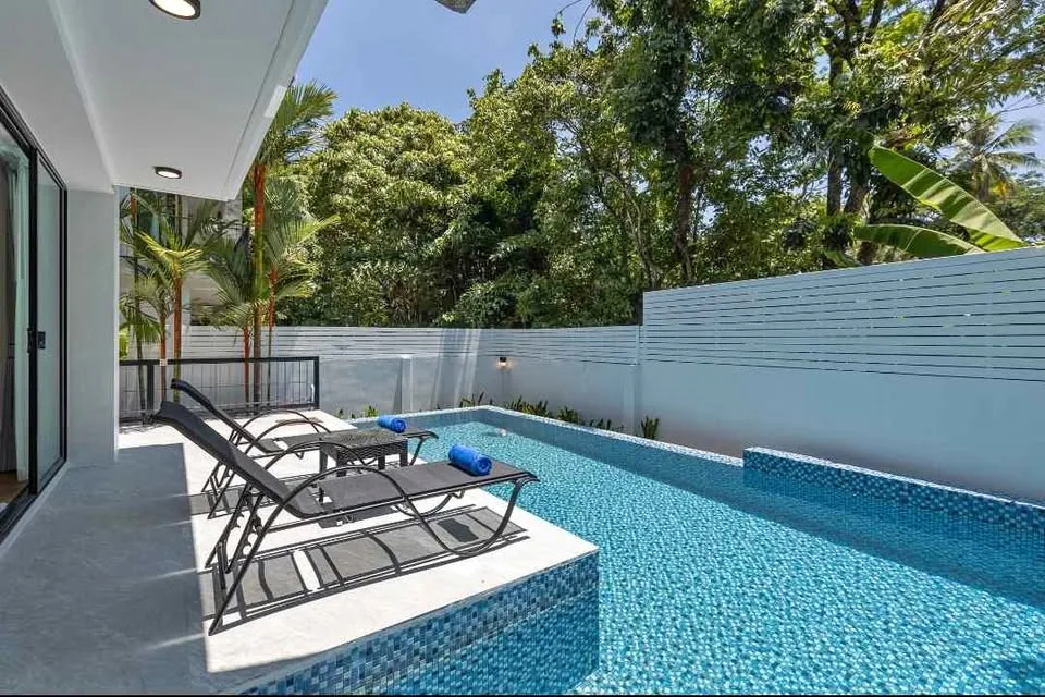 Moderne 3-Schlafzimmer-Poolvilla mit Golfblick in Kathu