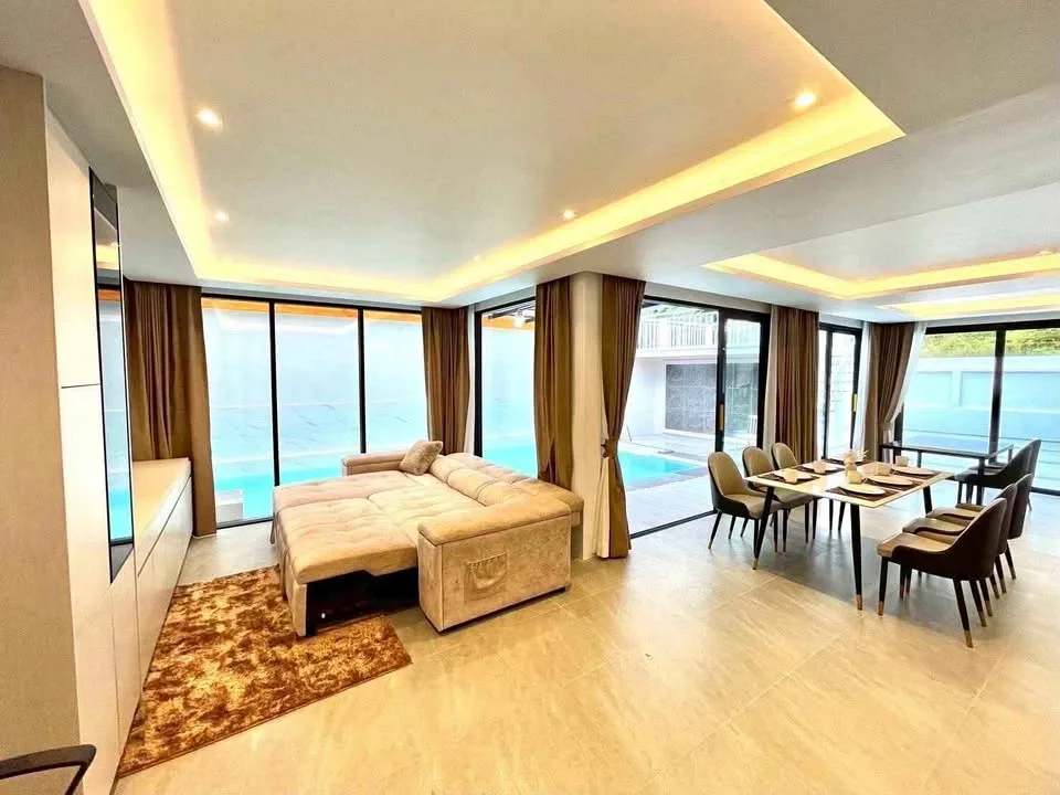 Luxus 4-Schlafzimmer-Poolvilla mit Dachterrasse in Pa Klok, Phuket