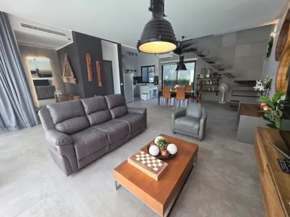 Hügelvilla mit privatem Pool und modernem Loft-Stil in Chalong