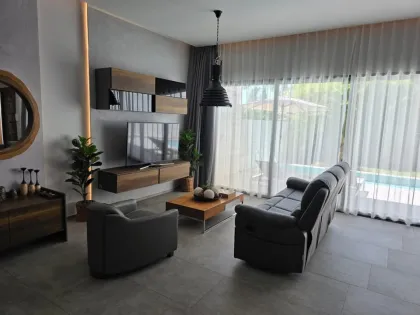 Hügelvilla mit privatem Pool und modernem Loft-Stil in Chalong