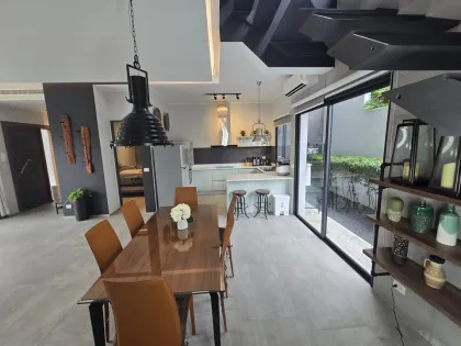 Hügelvilla mit privatem Pool und modernem Loft-Stil in Chalong
