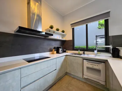 Hügelvilla mit privatem Pool und modernem Loft-Stil in Chalong