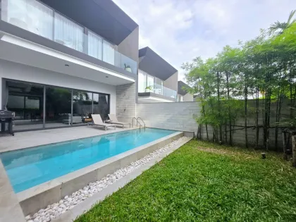 Hügelvilla mit privatem Pool und modernem Loft-Stil in Chalong