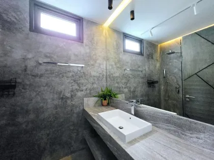 Hügelvilla mit privatem Pool und modernem Loft-Stil in Chalong