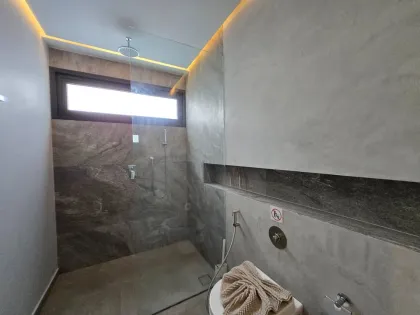 Hügelvilla mit privatem Pool und modernem Loft-Stil in Chalong