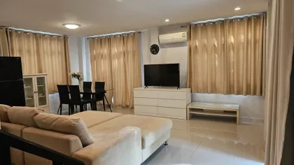 Красивый полностью меблированный дом с 3 спальнями в Sabai Village 2, Kathu