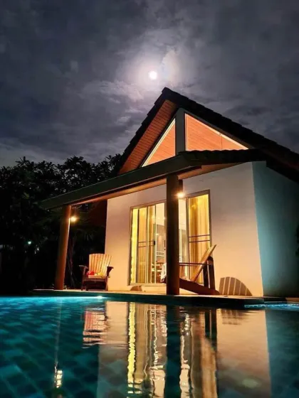 Luxusvilla mit 2 Schlafzimmern und großem Pool in Chalong zu vermieten