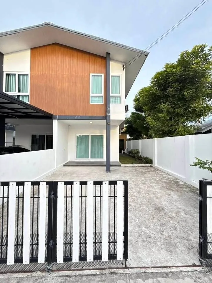 Modern Corner House with 3 Bedrooms & 2 Bathrooms for Rent