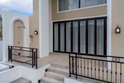 Villa de lujo con piscina y vistas al lago, 5 dormitorios en La Devina, Samkong