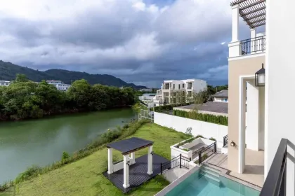 Villa de lujo con piscina y vistas al lago, 5 dormitorios en La Devina, Samkong