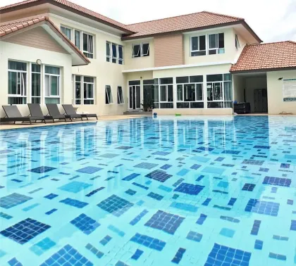 Просторная вилла с 3 спальнями и большим садом в Phuket Villa Chaofa