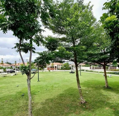 Просторная вилла с 3 спальнями и большим садом в Phuket Villa Chaofa