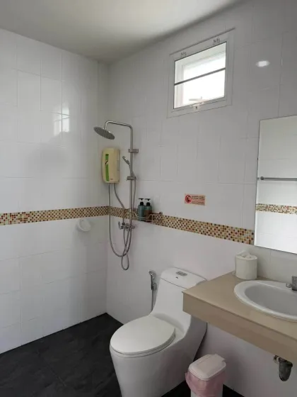 Casa adosada de 2 dormitorios y 3 baños en alquiler en Wichit, Phuket
