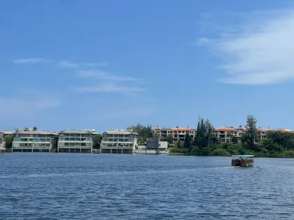 Квартира с 2 спальнями и видом на озеро в Allamanda Laguna Phuket