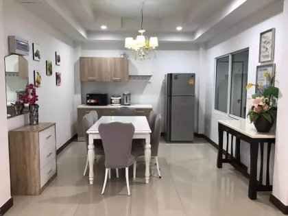 Современный дом с 3 спальнями и 3 ванными в аренду в Phanasorn Park Ville