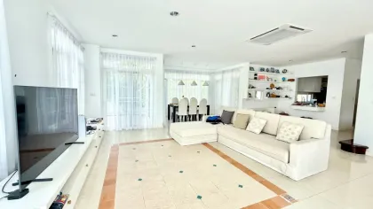 Вилла с 4 спальнями и бассейном в Land and Houses Park Chalong