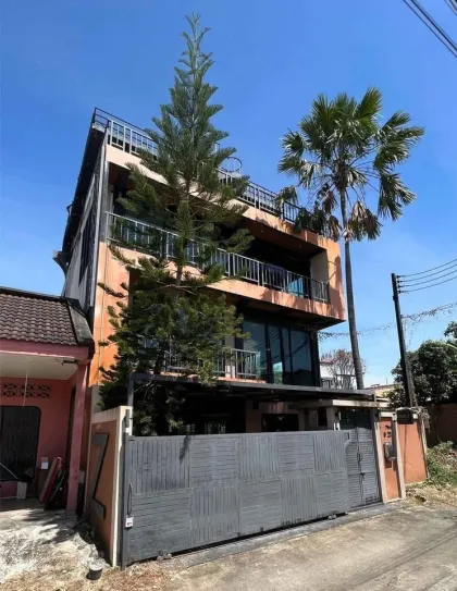 Villa Moderna de 3.5 Pisos con Terraza y Potencial de Piscina en Koh Kaew