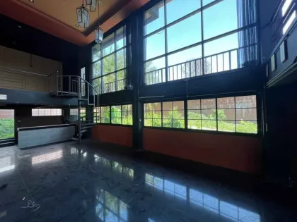 Villa Moderna de 3.5 Pisos con Terraza y Potencial de Piscina en Koh Kaew