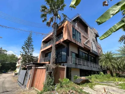 Villa Moderna de 3.5 Pisos con Terraza y Potencial de Piscina en Koh Kaew