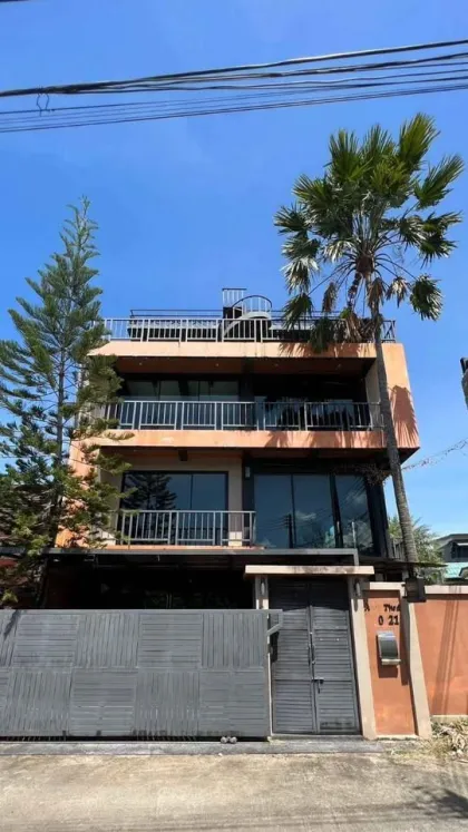 Villa Moderna de 3.5 Pisos con Terraza y Potencial de Piscina en Koh Kaew