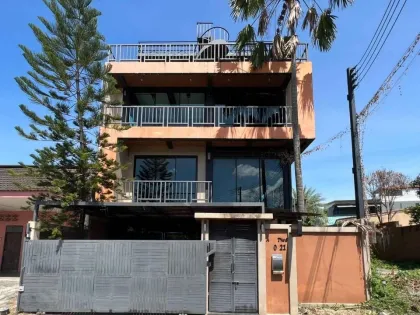 Villa Moderna de 3.5 Pisos con Terraza y Potencial de Piscina en Koh Kaew